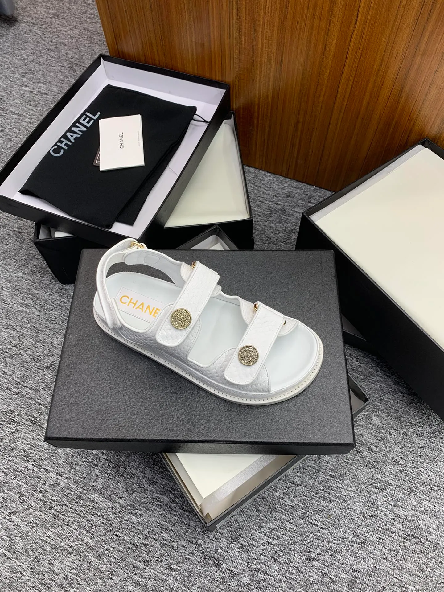 👟👟Ex-factory price 480👟👟 👑Crown👑Top purchasing version✈️ CHANEL Xiaoxiang 2022 spring and summer latest season double C Velcro casual sandals! Summer beach sandals 🏖️! A sandal that is super comfortable on your feet! A must-have classic! ✊Adhere to the original 1:1 mold customization! Feel free to compare! Give you a genuine foot feel! The first choice for high-end customers to purchase ❤️ [Material] 👑 Fabric: Original customized pebbled cowhide/satin buckle 👑 Lining: Original imported water-dyed sheepskin 👑 Outsole: Original open-molded genuine leather outsole [Number of yards] 35-41 (⚠️34/41 needs to be customized, non-refundable and non-exchangeable) [Packaging] 🎁Configured with original packaging